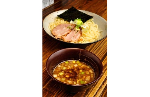 【新宿煮干 凪】新宿の歌舞伎町ゴールデン街にある人気店。数々のイベントやチャリティにも参加する、業界に旋風を巻き起こしている店だ