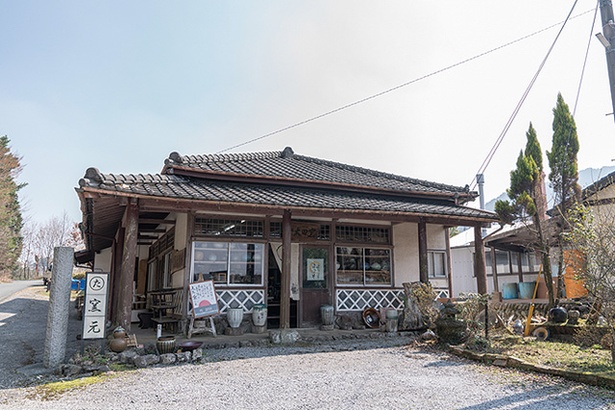 「まるた窯」。国内外で多数の受賞歴を誇る太田剛速さんが窯主。海外の技法を取り入れた独創的な作風だ
