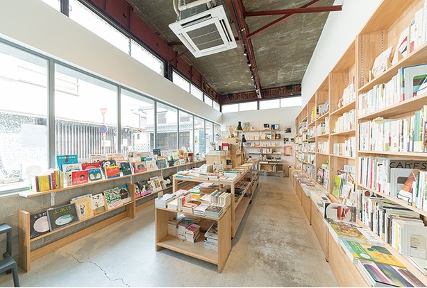 「MINOU BOOKS＆CAFE」。暮らしをテーマにした本を中心にオーナーがセレクト