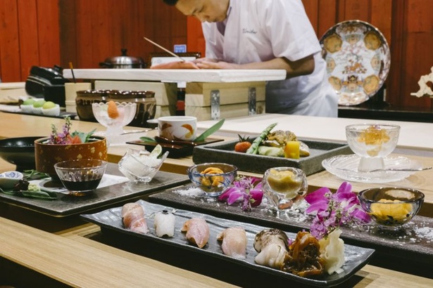 ウニの食べ比べ三種にお造り、握りなど8皿のコースで1万2000円。 随所にウニがちりばめられている