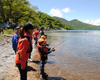 日光・中禅寺湖での釣りイベントに親子が大満足！