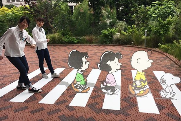 【写真を見る】スヌーピーミュージアムに、ピーナッツ・ギャングが道を横断するトリックアートが登場