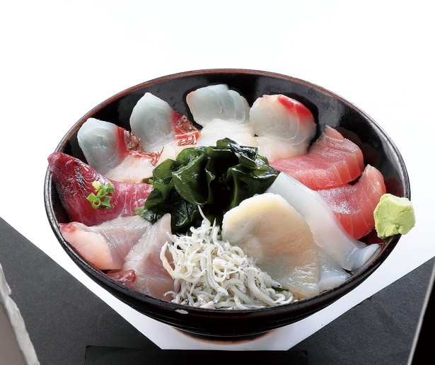 産直市場の「市場食堂」で味わえる「海鮮丼」(1500円)で腹ごしらえをしよう♪