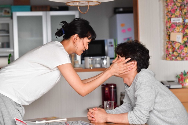 榮倉奈々さんが主演を務める映画「家に帰ると妻が必ず死んだふりをしています。」は6/8㊎公開