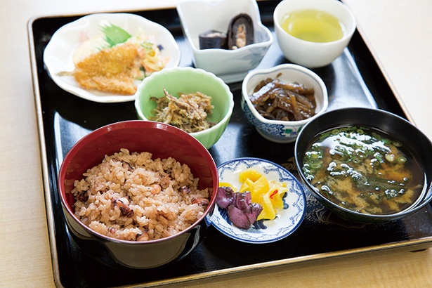 昆布ダシと醤油で炊き上げたタコ飯にアラメ巻きやエイのあえ物が付く「タコ飯定食」(1000円)