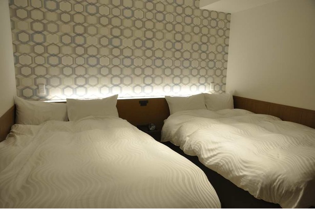 引き戸で独立した部屋になるベッドルーム。全米ホテルシェアナンバー1のサータのベッドで心地よく眠れる