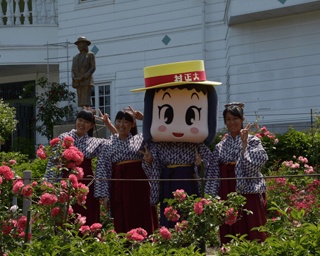 岐阜県恵那市で「日本大正村バラ祭」開催！バラの苗とともに五平餅やアイスクリームの販売も