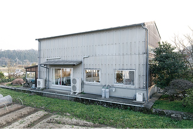 1113 / 以前木材の保管庫として使われていた建物を店舗として改装したという