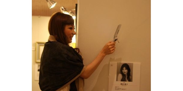 自身の作品を携帯電話で撮影中