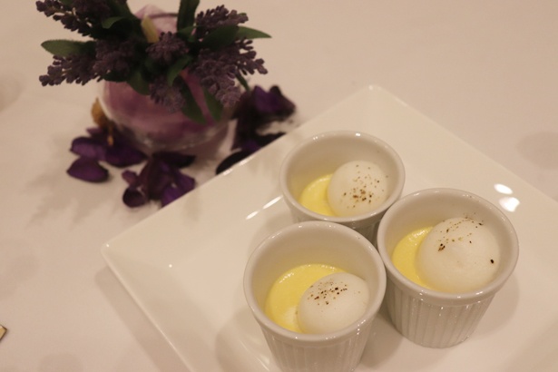 プリンのようなかわいらしいビジュアルの「とうもろこしのフラン トリュフ醤油のフォームをのせて」。しっかり味はあるのに後味はさっぱり