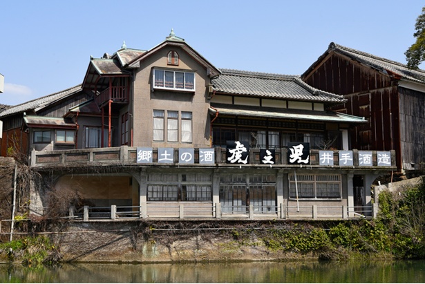  井手酒造 / 酒造入口の裏手、嬉野川の方からは昭和初期に建てられた和と洋が混在するユニークな造りの建物が望め