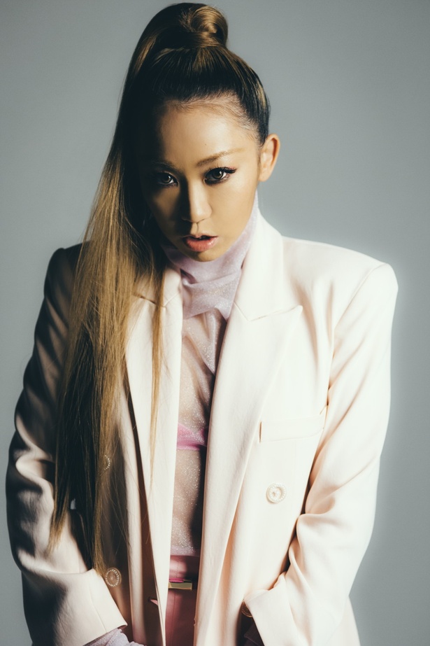 「倖田來未」2000年にデビュー。2017年に2年連続となる47都道府県ツアーを成し遂げ、2018年4月より、5年ぶりとなるファンクラブツアーを開催