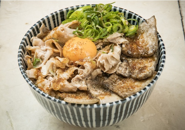 【写真を見る】「稲田屋SUN」の「豚マニア丼」(690円)。薄切りと厚切りの2種類のバラ肉が丼を埋め尽くす！