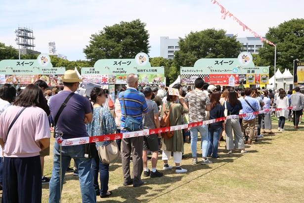 午後にはご覧の通り、長蛇の列ができる“いばらき食文化研究会 酒趣”