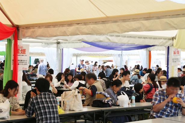 用意されるテント席は訪れた来場者でいっぱい