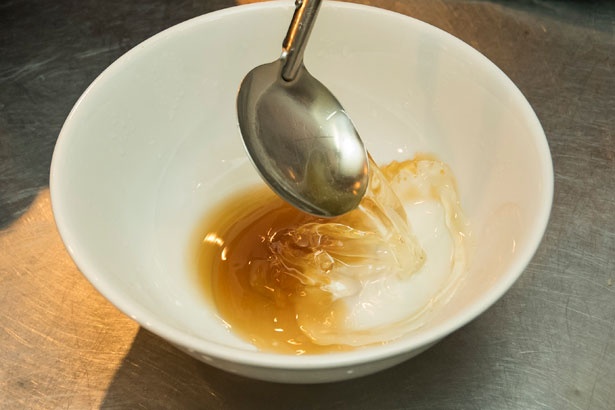 動物系スープ×魚介ダシの旨味を引き立てる醤油ダレは2種を使い分け、鶏油なども足す