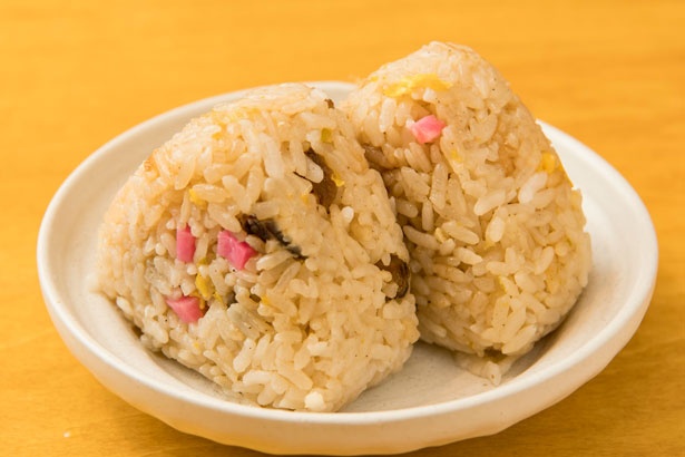 チャーハンおにぎり(1個150円）。スープで炊き上げた米を使うチャーハン風おにぎり