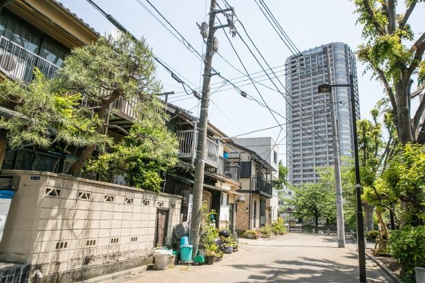 ひっそりとした住宅街となっている佃島の一角。奥に見えるのは、隣接する石川島にそびえ立つタワーマンション