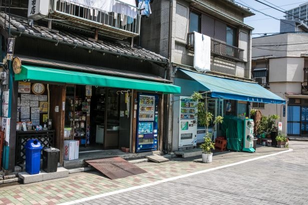佃島の中央を貫く道路沿いにある商店。右は明治時代に創業した駄菓子屋さん、左は酒屋さん