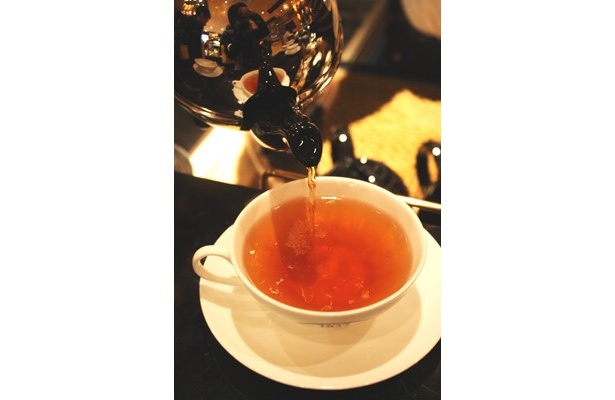 紅茶もティーコノッサーが丁寧に入れてくれます