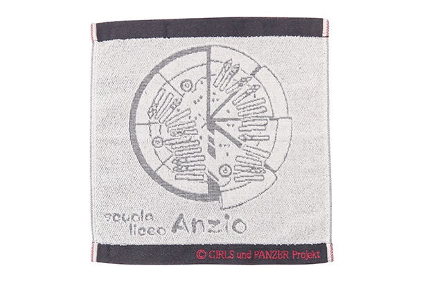 「ハンドタオル」(400円)。アンツィオ高校の校章がインパクト大だ。もとは他のタオルとのセット販売だったが好評のため単独で販売