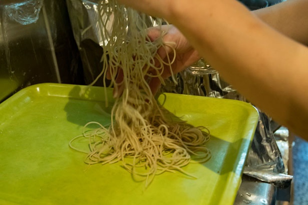 【写真を見る】麺は店内の製麺機で作る自家製。トリニボは切羽22番、マゼソバは16番を使用