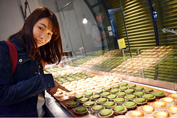 「BAKE」にやってきた女子大生ライター・桜子。抹茶チーズタルトを見つけてニヤリ