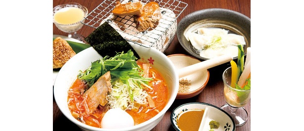 着物の女性がおもてなし!? ゼイタクラーメン