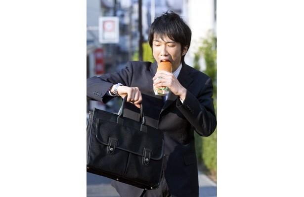 忙しいからと朝食をおろそかにしがちなビジネスマン。実はパン一切れやヨーグルト1個食べるだけでも午前中の“仕事のデキ”が大きく違ってくるのだとか
