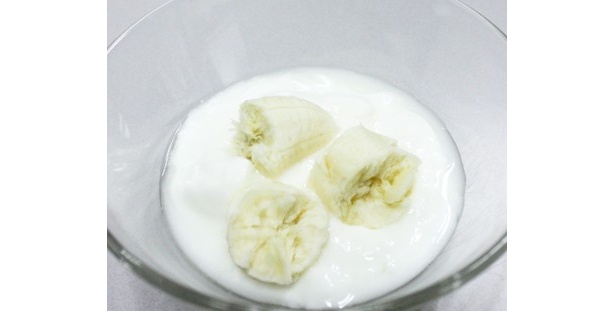 栄養素の高いヨーグルトと、ヨーグルトでは不足しがちな食物繊維やビタミンCをバナナで補強できる朝食メニューだ