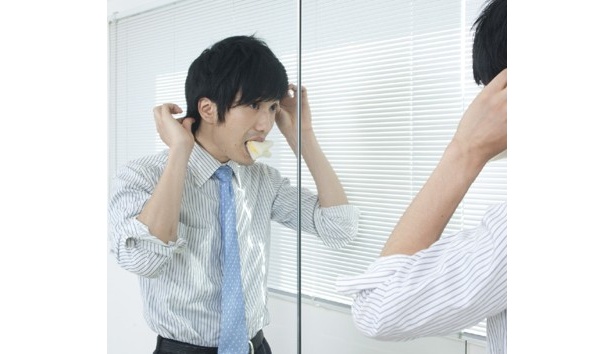 身だしなみに余念がなくてもサンドイッチくらいは食べられる？