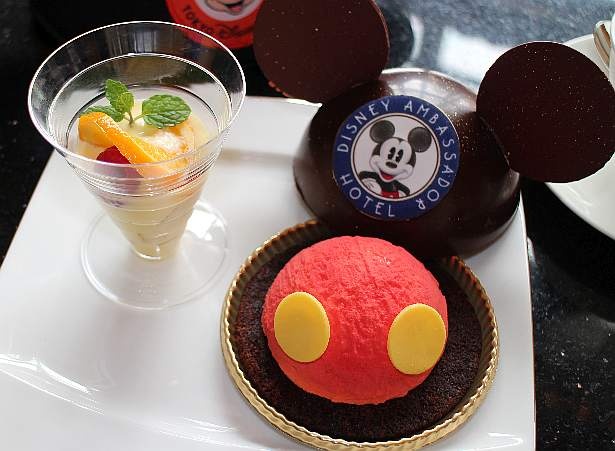 “ミッキーのイヤーハット”を開けてみると、赤いチョコでコーティングしたティラミスが！