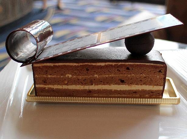 映画のフィルムをモチーフにした繊細なチョコと、ベリーソースが入った丸いチョコに注目！