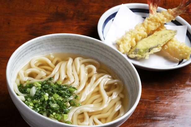 「天然大エビ天うどん」(700円)。揚げたての天ぷらは別皿に乗せて提供。大きな2匹のエビ天とナスビの天ぷらが付く