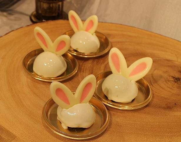 アリスとティーパーティをしているような気分を味わえるスイーツの数々