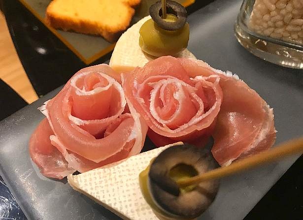 チーズや生ハムも美しく盛り付けられている