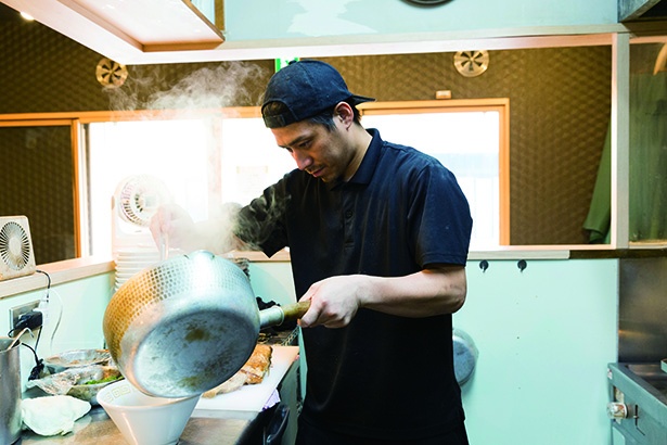 【写真を見る】横浜中華街の名店「聘珍樓」出身の中村健太郎さん本領発揮とも言える、本格的な中国料理とラーメンの融合を楽しめる