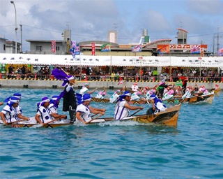 海人による勇壮な祭り「糸満ハーレー」が6月17日開催