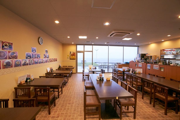 【写真を見る】店内は昔ながらの食堂を思わせるノスタルジックな雰囲気。海側は全面ガラス張りのため、大阪湾の眺望が楽しめる