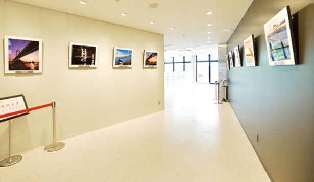 大鳴門橋をテーマにした写真が飾られた2階の展示スペース