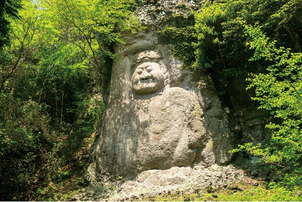 ＜熊野磨崖仏＞不動明王像の広い鼻や唇を噛んだ表情に、人間味を感じる
