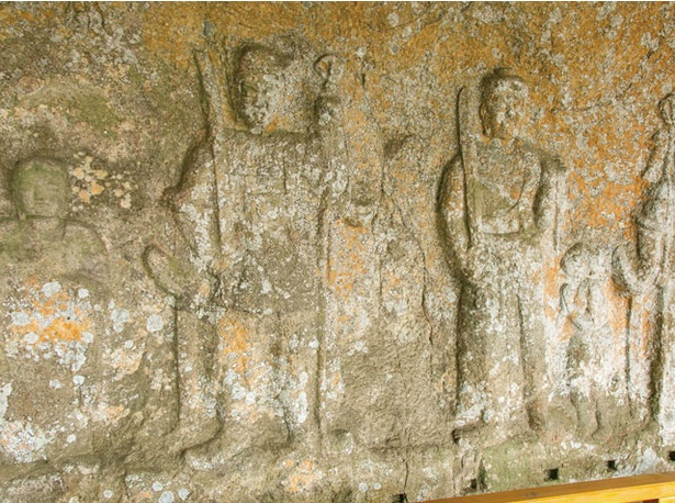 ＜元宮磨崖仏＞八幡神社にある凝灰岩層の岩壁に、迫力のある6体が並ぶ