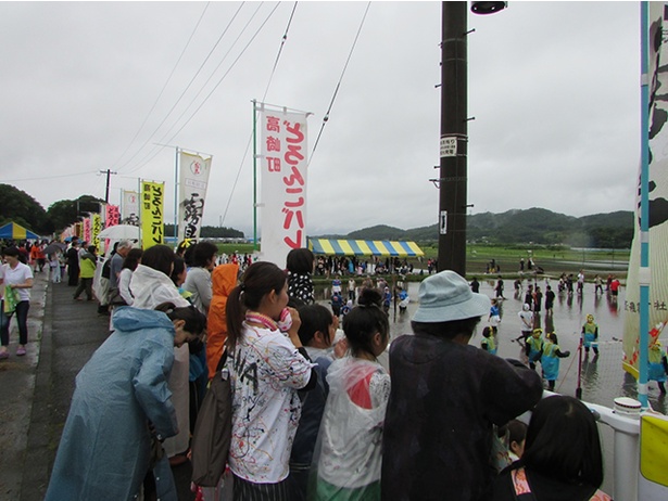 観戦する人々
