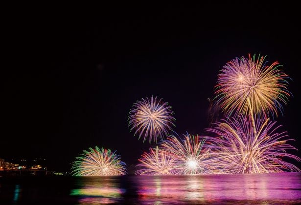 沖合に浮かぶ2隻の舟から打ち上げる花火が、海面に映えて美しい。水中スターマインは圧巻！