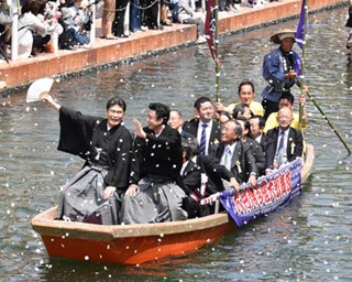 二代目松本白鸚、十代目松本幸四郎らが博多川を進む！初夏の風物詩“船乗り込み”が開催