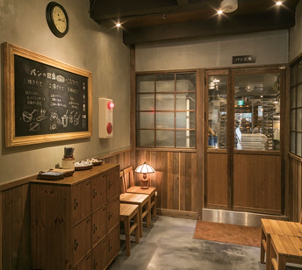 レトロな雰囲気の店内/パンの田島 新京極店