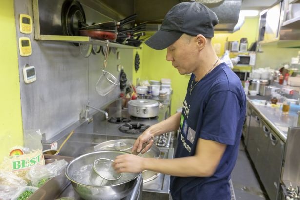 冷たいフォーは、麺を冷水でシメることでぎゅっと弾力がアップ。米粉入りの乾麺は、ヘルシーで腹持ちがいいのもポイント