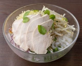 この夏必食！渋谷の人気ベトナム料理店が作る期間限定「冷しフォー」