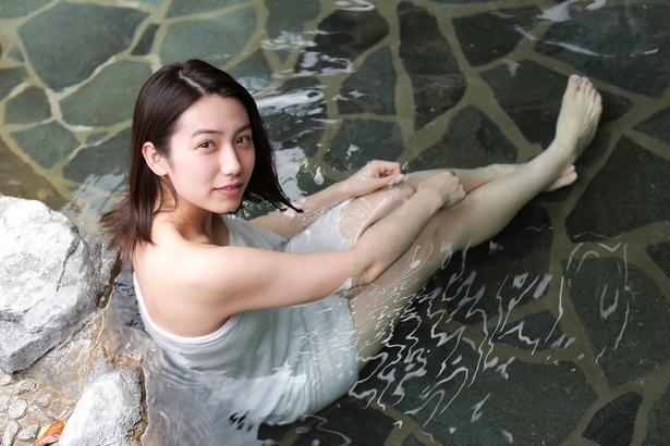  “九州の太陽”佐藤あいりの混浴グラビア・天ヶ瀬温泉編