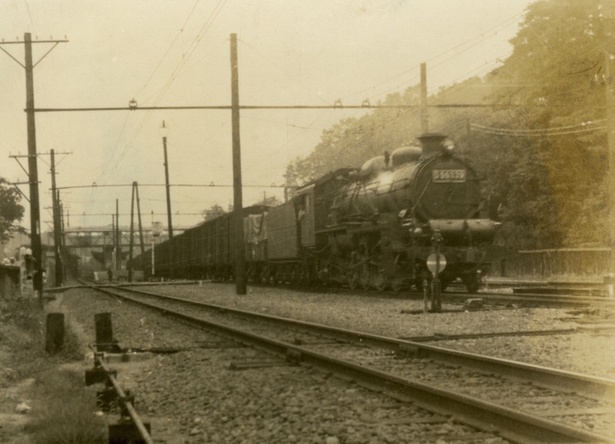 貨物列車をけん引するD50形蒸気機関車 1934(昭和9)年